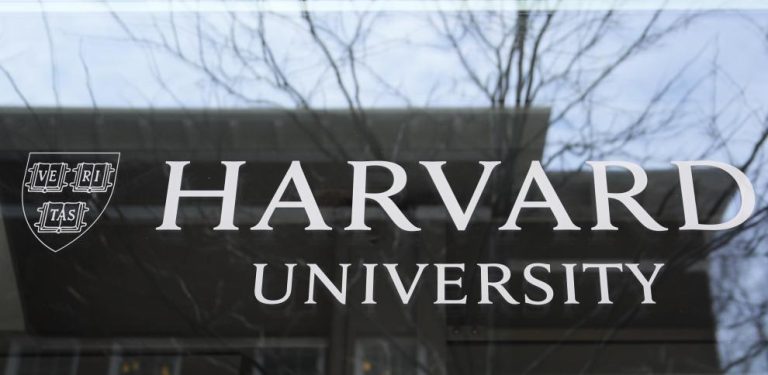 La Administración de Trump prohíbe a Harvard la admisión de estudiantes extranjeros. Trump, como hijo de papá, arremete contra Harvard.